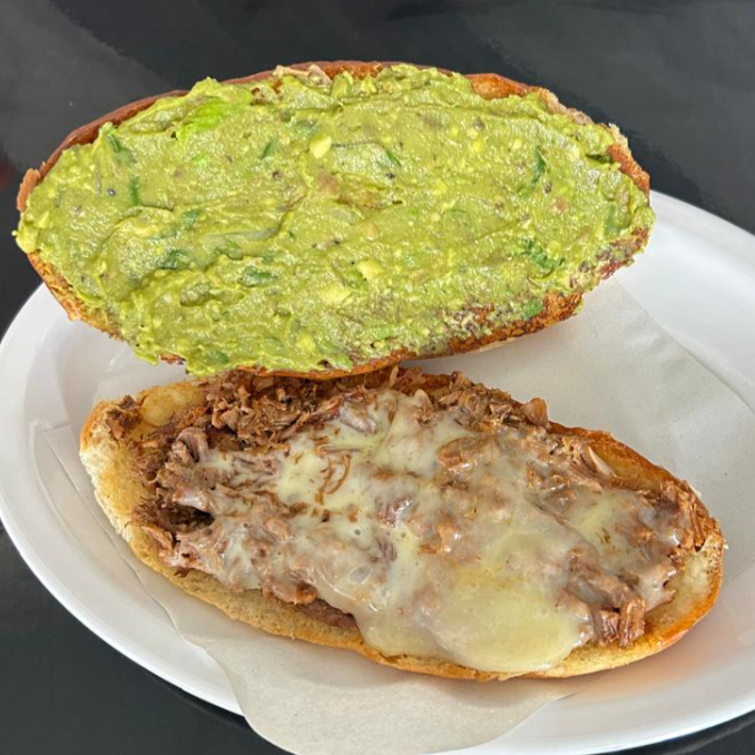 TORTA DE BIRRIA CON QUESO