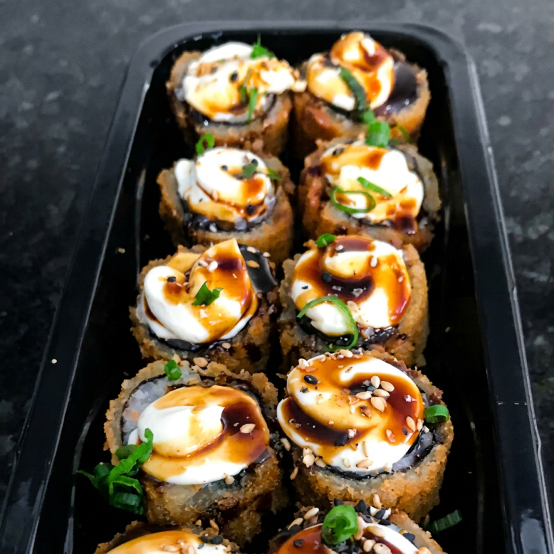 Hot rolls de salmão coberto com cream cheese, cebolinha, tarê e gergelim!