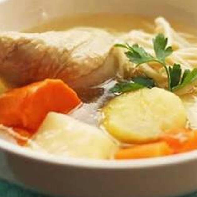Caldo de Pollo con Arroz y Arepitas