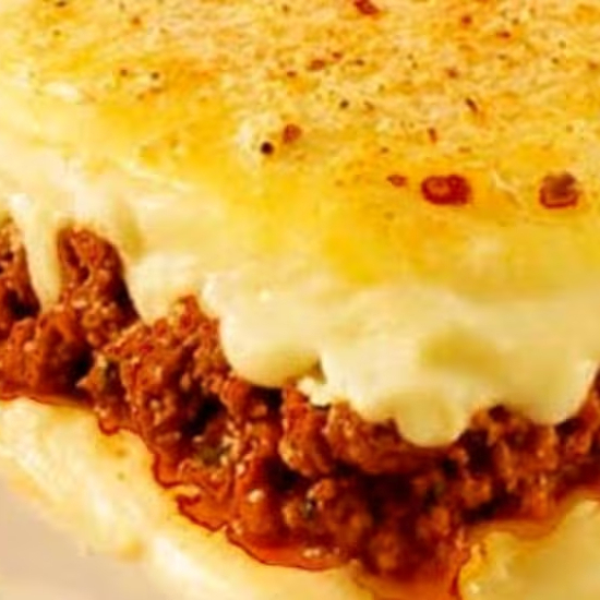 Carne moída suculenta, purê de mandioquinha e gratinado de queijo mussarela. Só aquecer e saborear! Obs.: Serve 01 pessoa.