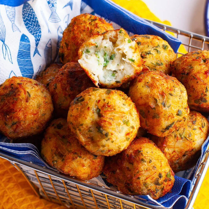 Porção de bolinho de bacalhau com 10 unidades, crocante por fora e saborosa por dentro. Uma opção clássica e caprichada para compartilhar.