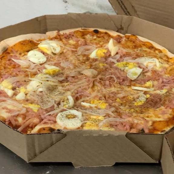 Molho de Tomate, Mussarela, Presunto, Ovo, Cebola e Orégano.