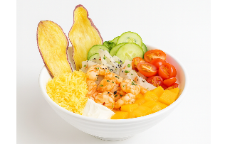 (Arroz Japonês, manga, pepino, tomate cereja, cream cheese, Crispy de mandioca, Chips de batata Doce, Molho Ponzu.
