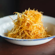 Batata frita com os acompanhamentos.