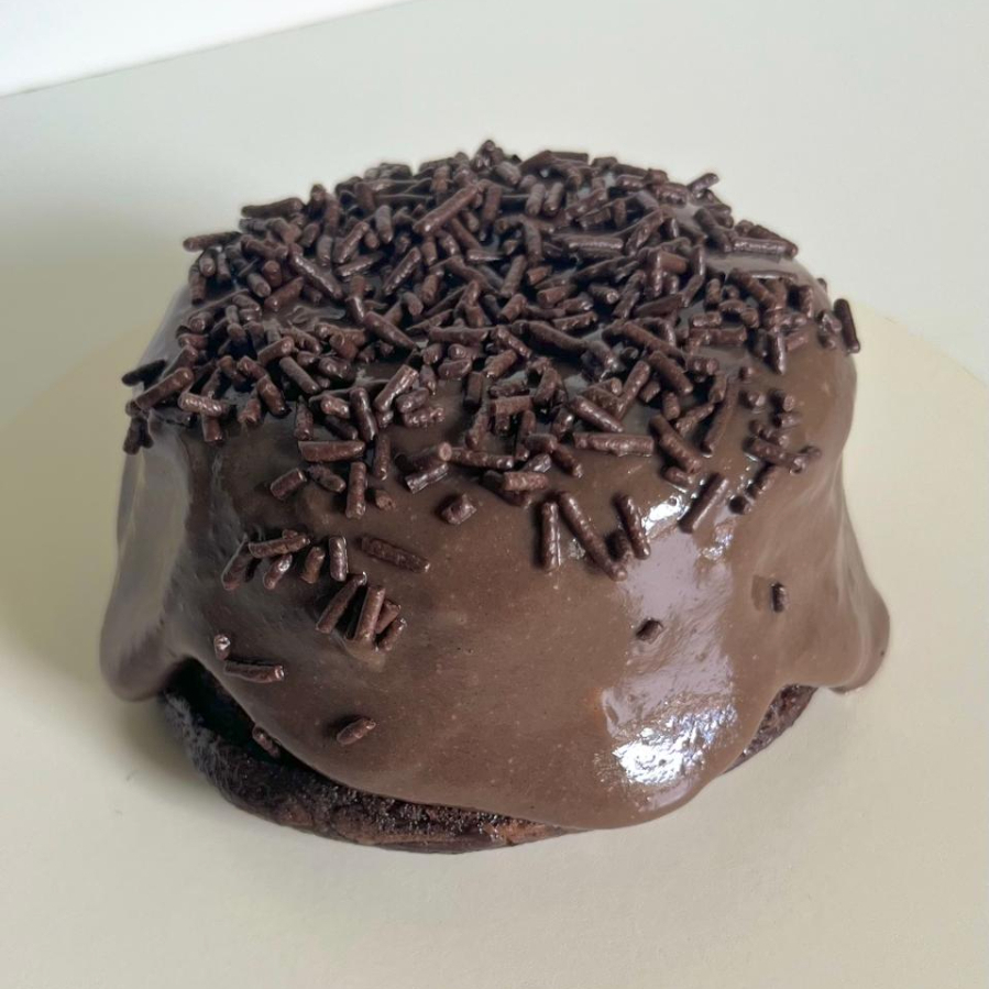 Massa fofinha sabor chocolate com recheio de brigadeiro gourmet. Aprox. 150gr.