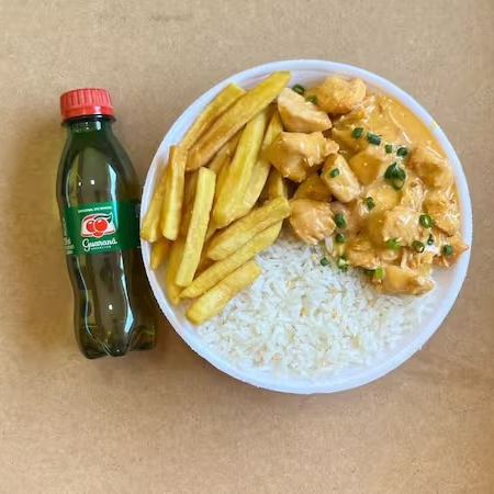 Marmita com delicioso filé de frango ao molho estrogonofe acompanhado de arroz branco e batatas fritas.. Acompanha refrigerante pet Guaraná Antárctica bem gelado. Marmita indicada para 01 pessoa.