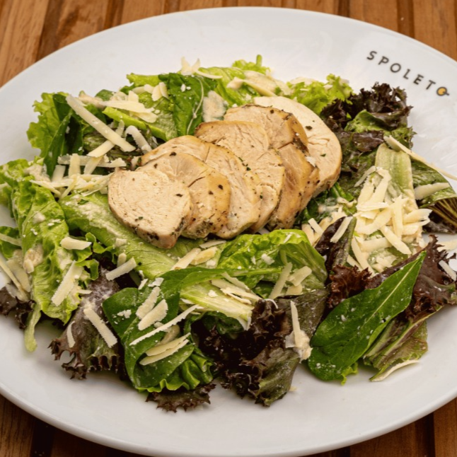 Mix de folhas frescas com nosso delicioso molho caesar, queijo parmesão e tiras de frango.