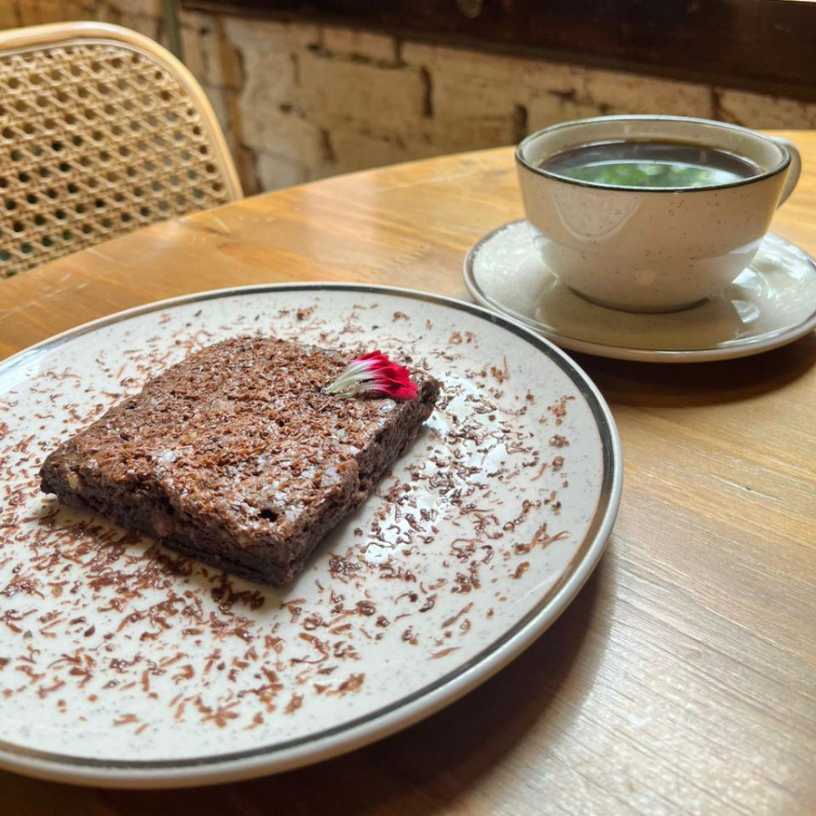 Delicioso Brownie de Chocolate e Nozes feito na casa. Acompanha café especial 87 pontos coado. 200ml