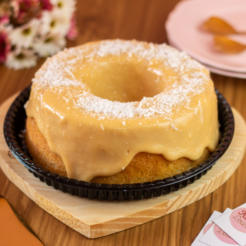 Delicioso bolo de coco levinho com nossa calda branca para deixa-lo molhadinho, cobertura de coco flocado. Para uma melhor experiencia deixe o gelar por aproximadamente 2 horas.
Nossos bolos caseiros têm 19cm de diâmetro: maiores que os de padaria e um pouco menores que os de vó.
Servem de 6 a 8 fatias médias, sendo perfeitos para até 6 pessoas aproveitarem bem.