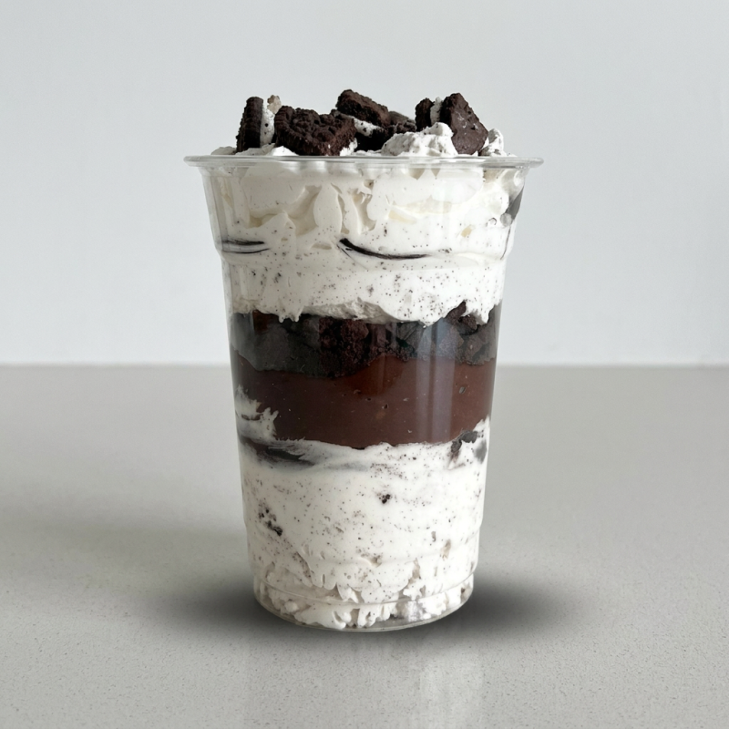 Delicioso geladinho e refrescante o copo oreotine e composto por um suave chantininho , uma deliciosa camada de creme crocante de Oreo e pedaço de brownie uma camada de biscoito crocante de Oreo chantininho , Nutella e nossa linda e charmosa moeda de chocolate . Copo de 350 ml