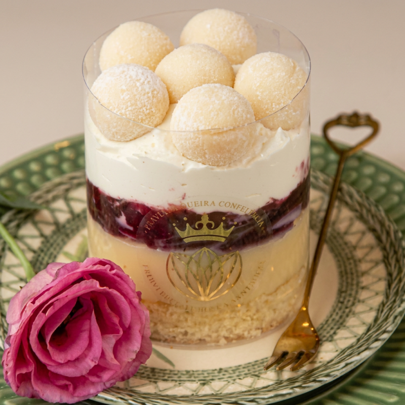 Mini bolo individual para cantar parabéns e presentear quem você ama!
Massa de bolo branquinha, brigadeiro de Ninho, geleia de frutas vermelhas, mousse de Ninho, finalizado com brigadeiros de Ninho.