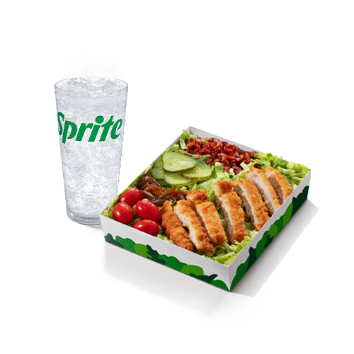 A Salada Mix com Crispy Chicken combina alface americana, tomatinhos, cebola ao molho shoyu, picles e bacon triturado com um suculento filé 100% peito de frango, temperado e empanado na medida certa. Acompanha molho Caesar, azeite e vinagre e bebida.
