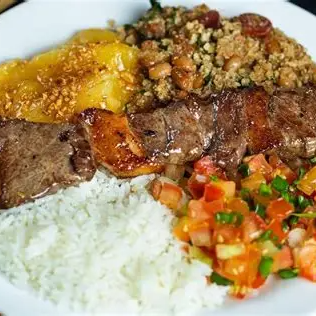 Arroz, feijão tropeiro, mandioca e vinagrete