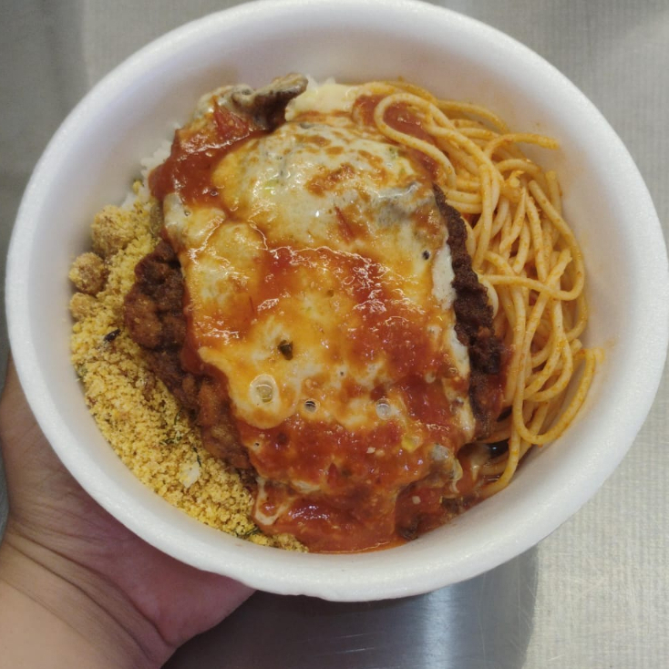 ✨ Acompanhamentos ✨ 🍚 Arroz soltinho 🫘 Feijão vermelho fresquinho 🥓 Farofa crocante 🍝 Macarrão ao molho vermelho temperado 🥗 Saladas 🥗 Enviadas separadamente 🥬 Salada de alface com tomate