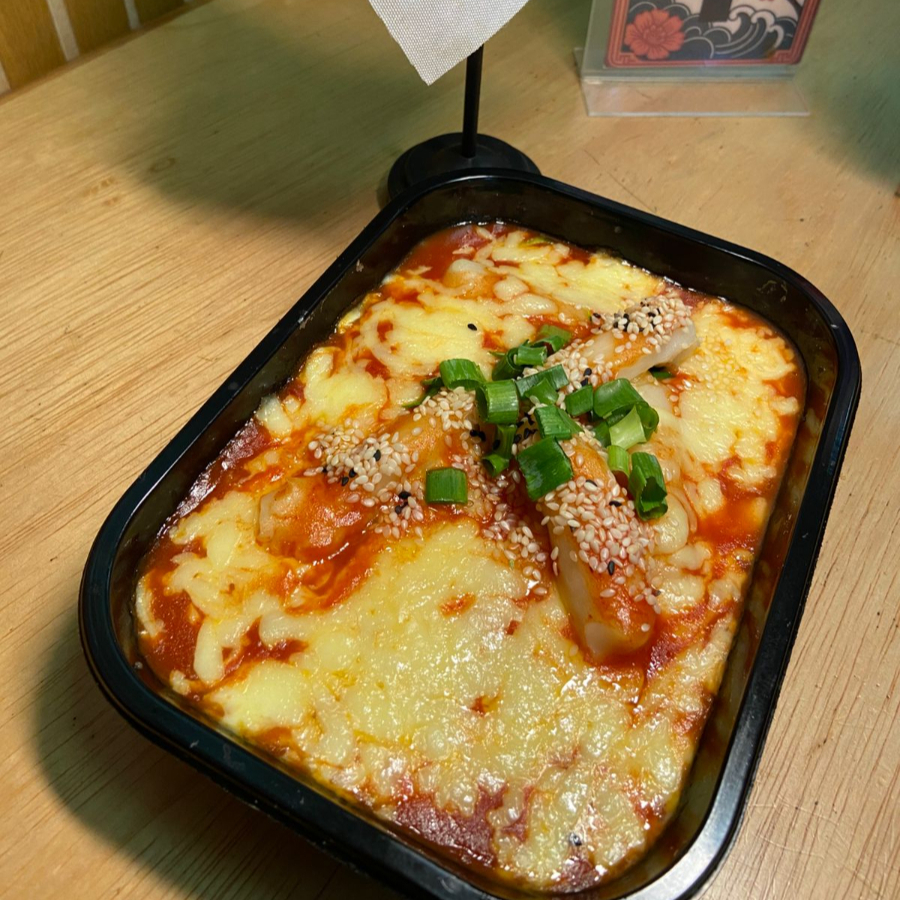 Saborosa massa de arroz com uma textura irresistivelmente macia e molho a base de tomates e pimenta gochujang.