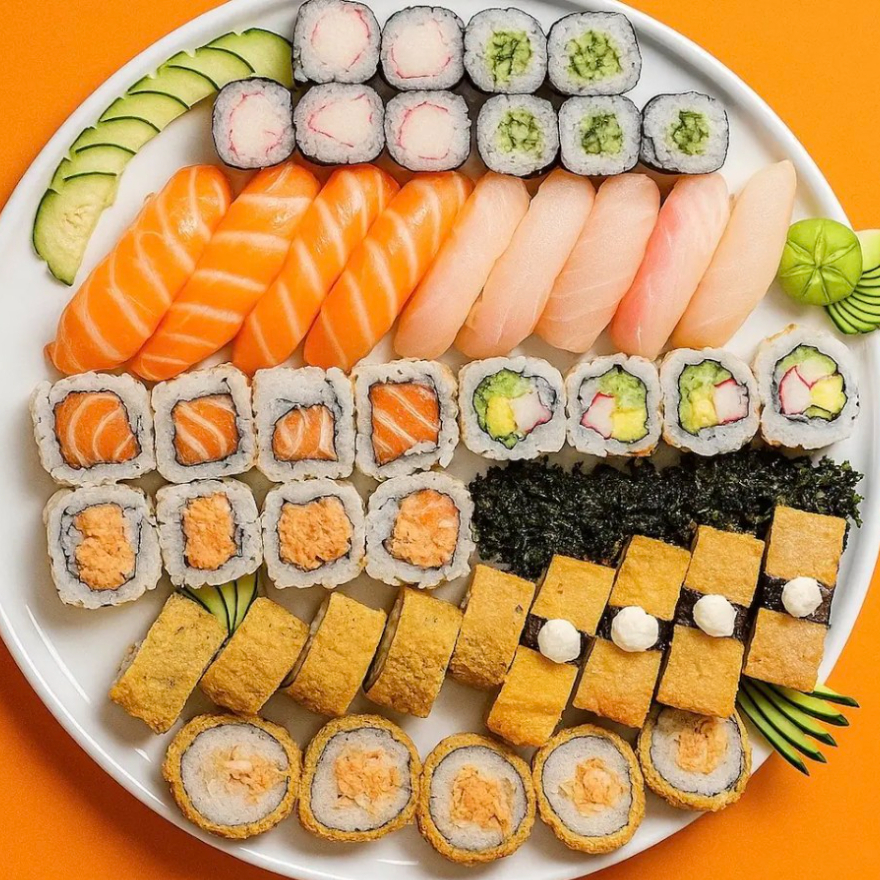 5 Niguiri salmão, 5 Niguiri tilápia, 4 Niguiri skin, 4 Uramaki Salmão, 4 Uramaki Filadélfia, 4 Uramaki Califórnia, 4 Uramaki, skin, 5 kanimaki, 5 kapamaki e 10 hot holl. Obs. Não enviamos nenhum kit como acompanhamento nesse combo. Obs. Não fazemos alterações