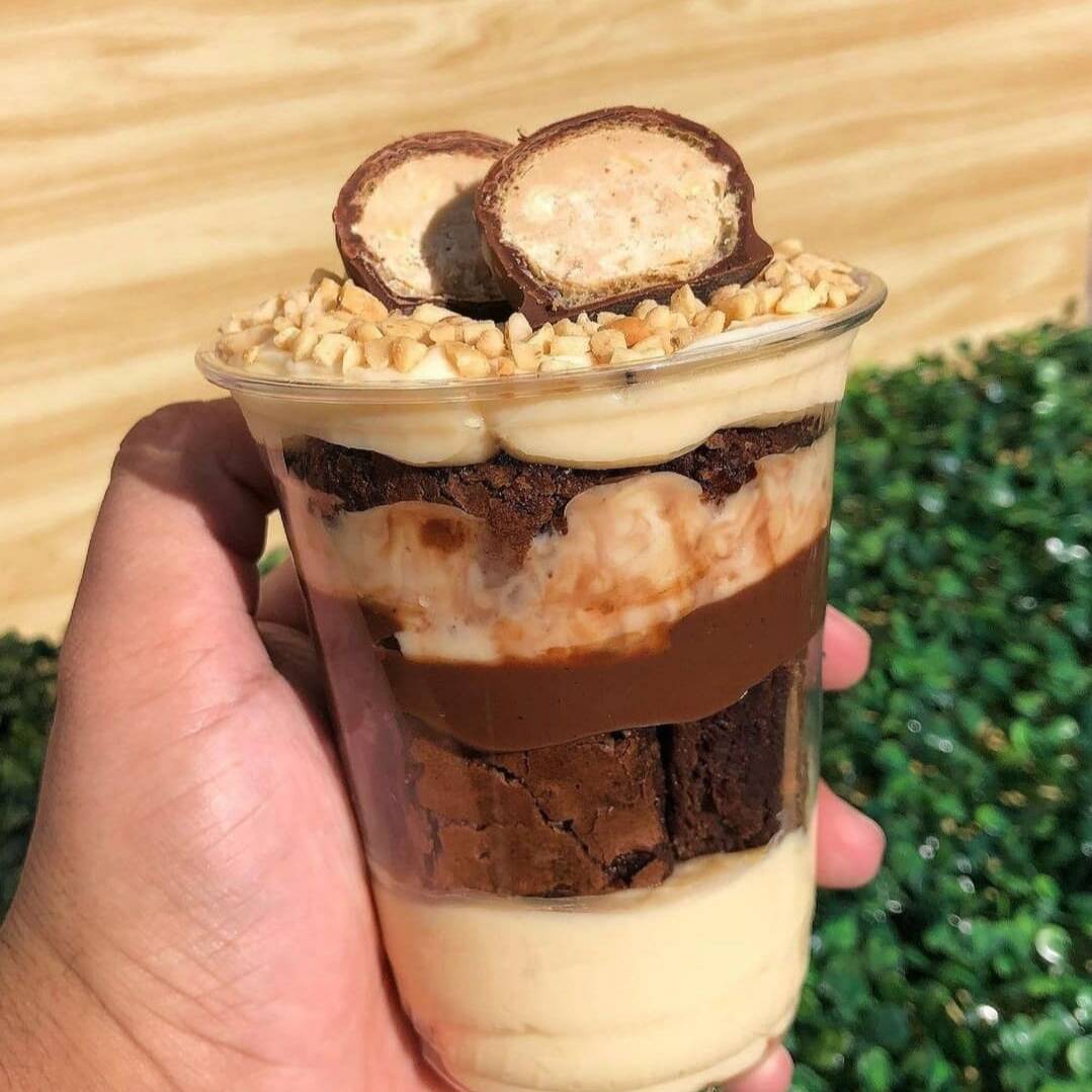 Uma sobremesa incrível feita com camadas de brigadeiro de Ninho super cremoso, chocolate cremoso, brownie artesanal picado e muitos pedaços de bombom Ouro Branco, criando uma combinação perfeita de texturas e sabores.
✨ Brigadeiro de Ninho cremoso
✨ Chocolate cremoso irresistível
✨ Brownie macio e saboroso
✨ Bombons sonho de valsa picados em abundância
✨ Amendoim torrado
Uma verdadeira explosão de sabor para os amantes de chocolate e uma ótima opção para matar aquela vontade de doce!