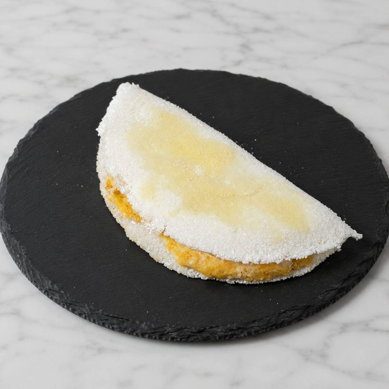 Deliciosa tapioca recheada com queijo muçarela derretido, preparada na hora. Simples, leve e irresistível a cada mordida.