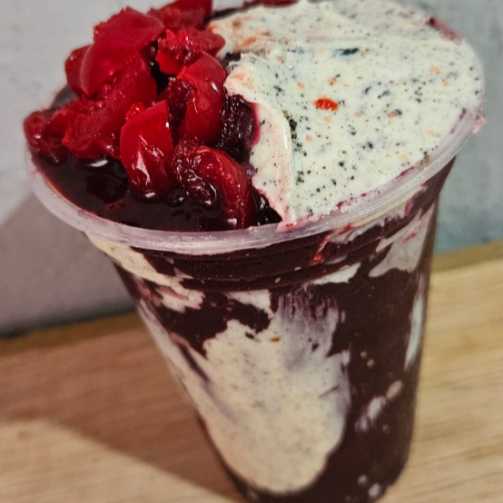 400 ml de açaí cremoso com creme de ninho, cereja e brigadeiro