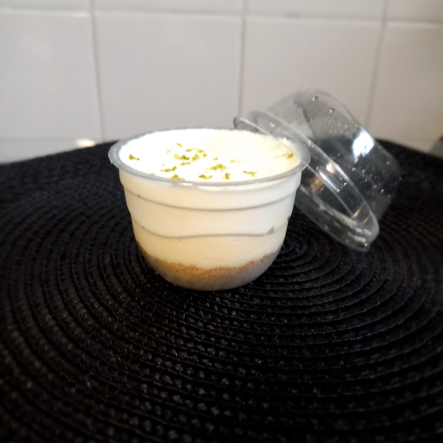Deliciosa tortinha de limão com uma camada de farofa de biscoito crocante, recheio branco e finalizado com mousse de limão azedinho na medida certa!