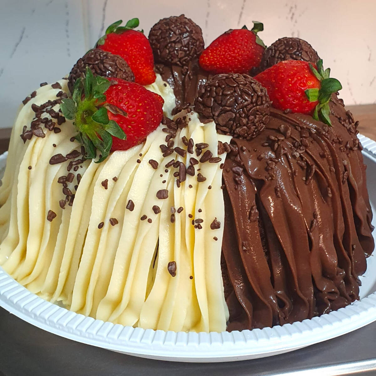 massa fofinha com chocolate 50% cacau, brigadeiro cremoso branco e tradicional, morangos frescos e granulado macio, bolo de 1kg