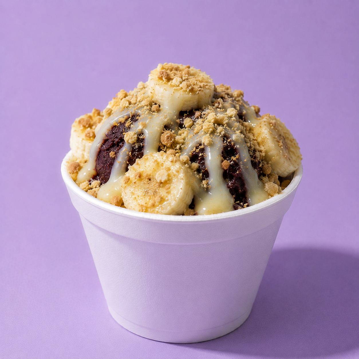 Açaí super cremoso, acompanhado de banana fresquinha em rodelas, granola crocante e uma generosa camada de leite condensado. Uma combinação irresistível de cremosidade, crocância e doçura na medida certa. 💜🐾