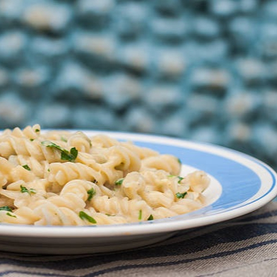 Descubra o prazer do nosso 'Fusilli com Molho Branco e Peito de Frango desfiado', uma autêntica joia na categoria . Nesta receita, o peito de frango é magistralmente cozido e desfiado à perfeição, com cebola e alho adicionados para gerar um aroma encantador. O molho branco, suave e cremoso, é elaborado com delicadeza a partir de creme de leite e amido de milho. Para um final refinado, o prato é polvilhado com parmesão ralado, uma pitada de noz-moscada, criando um contraste espetacular de cores e sabores. Este prato é uma celebração genuína de sabores, perfeito para quem aprecia uma massa de alta qualidade.