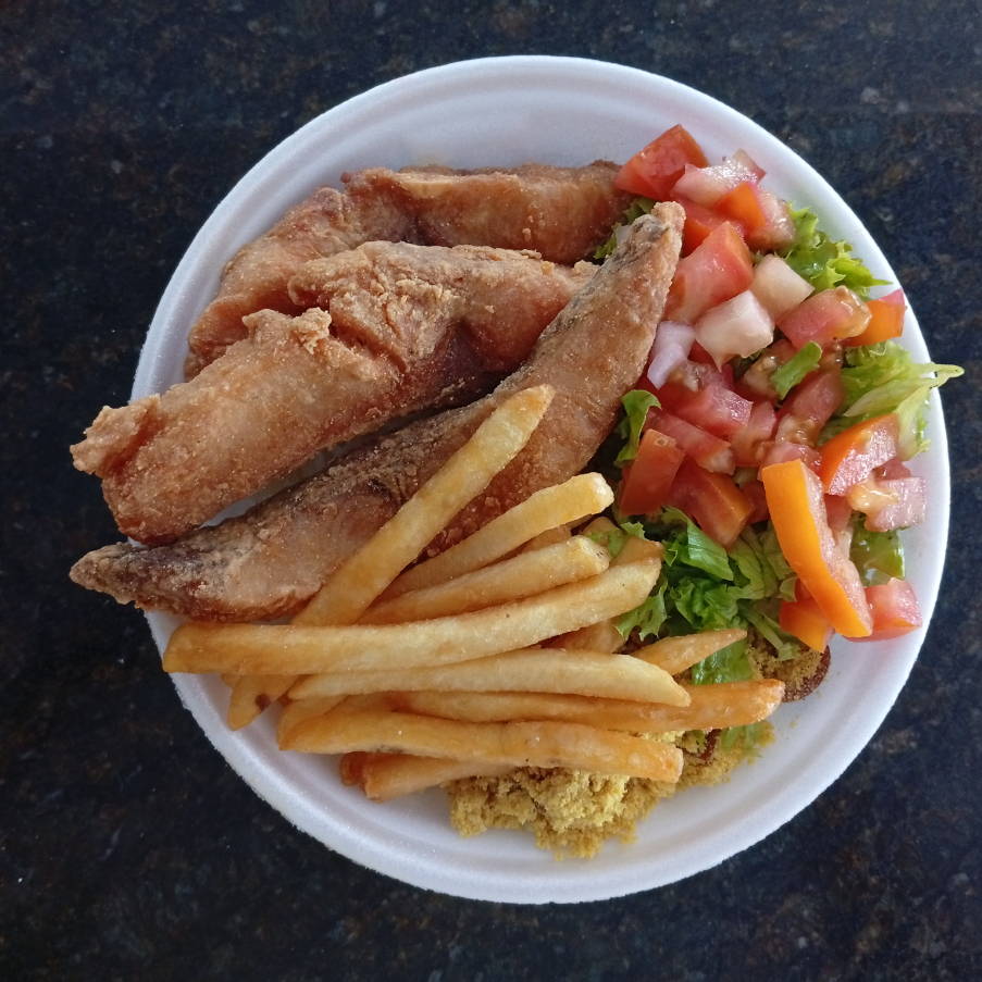 Arroz, feijão de caldo, farofa da casa, batata frita e salada