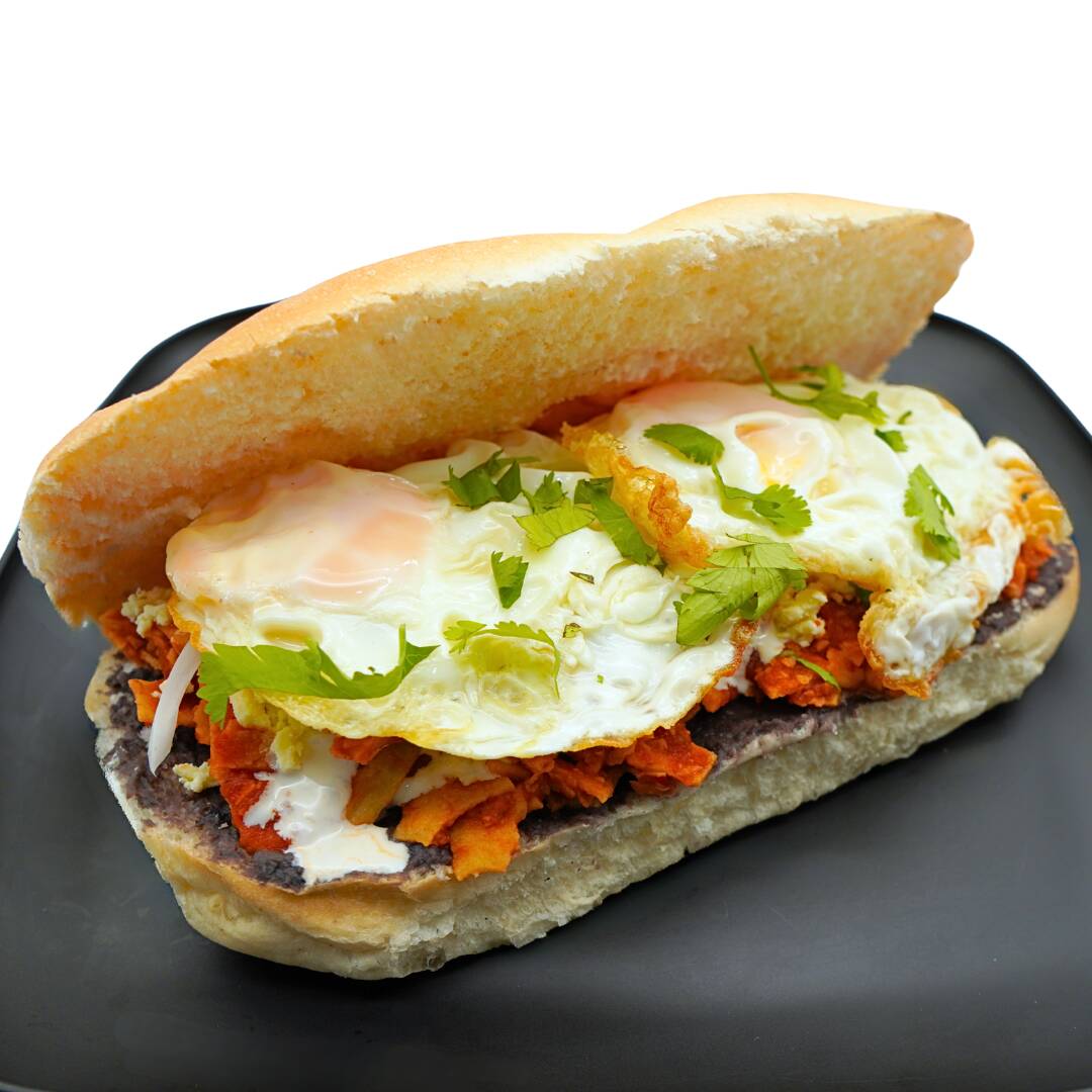 Torta de Chilaquiles con 2 Huevos Estrellados
