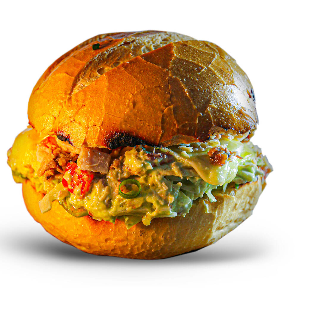 Pão Francês, 100g de Frango Assado Desfiado, Alface, tomate, cebola, cebolinha, Fatias de queijo mussarela e Maionese Verde