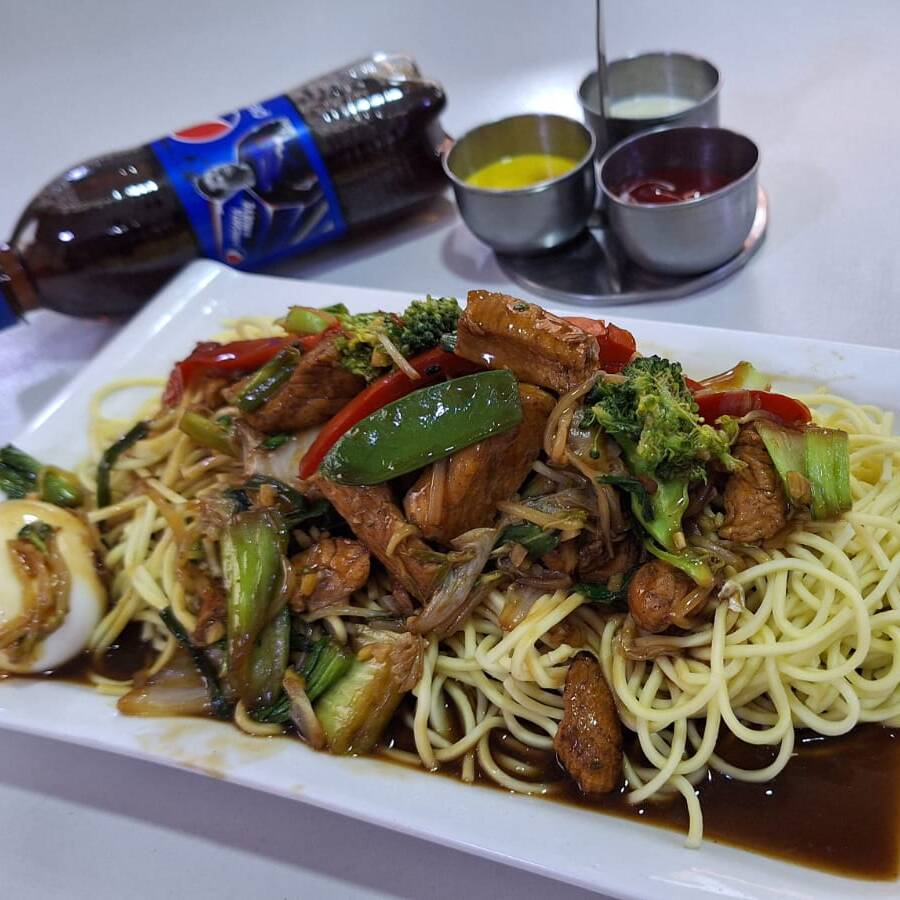 Lomo Saltado y Tallarín Saltado más 2 Pepsi