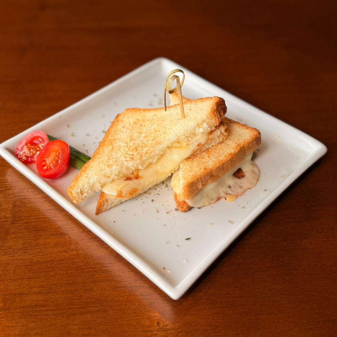 Triplamente irresistível! Três fatias de queijo derretidas para quem leva a sério a hora do lanche.