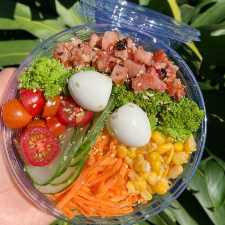 Alface americana e crespa,cenoura ralada,repolho roxo ,milho,ovo codorna ,pepino japones , brocolis e bacon