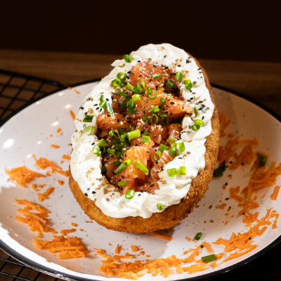 Deliciosa casca crocante de arroz empanada e frita com um recheio irresistível de cream cheese, salmão e cebolinha e ainda finalizamos com maaais cream cheese. O ovo vai em uma linda embalagem ótimo para presentear nesta páscoa. Acompanha 1 hashi e 3 molhos tarê.
