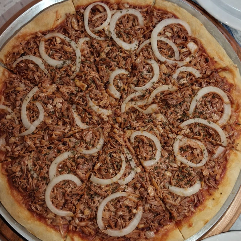 Massa fina, mussarela, molho tomate, carne de sol desfiada, cebola e oregano