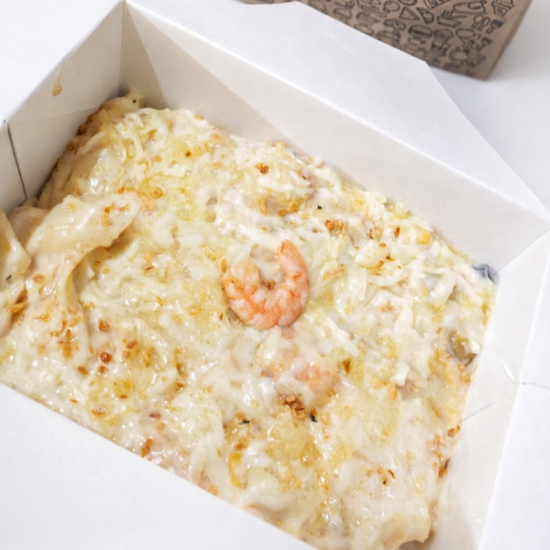 Delicioso macarrão servido em caixa especial que mantém aquecido, perfeito para comer onde quiser! São aproximadamente 800g de puro sabor, com bastante queijo derretido e ingredientes caprichados.