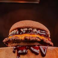 Pão de burger, blend smash 75g, queijo prato, ovo gema mole, geléia de bacon e maionese da casa.