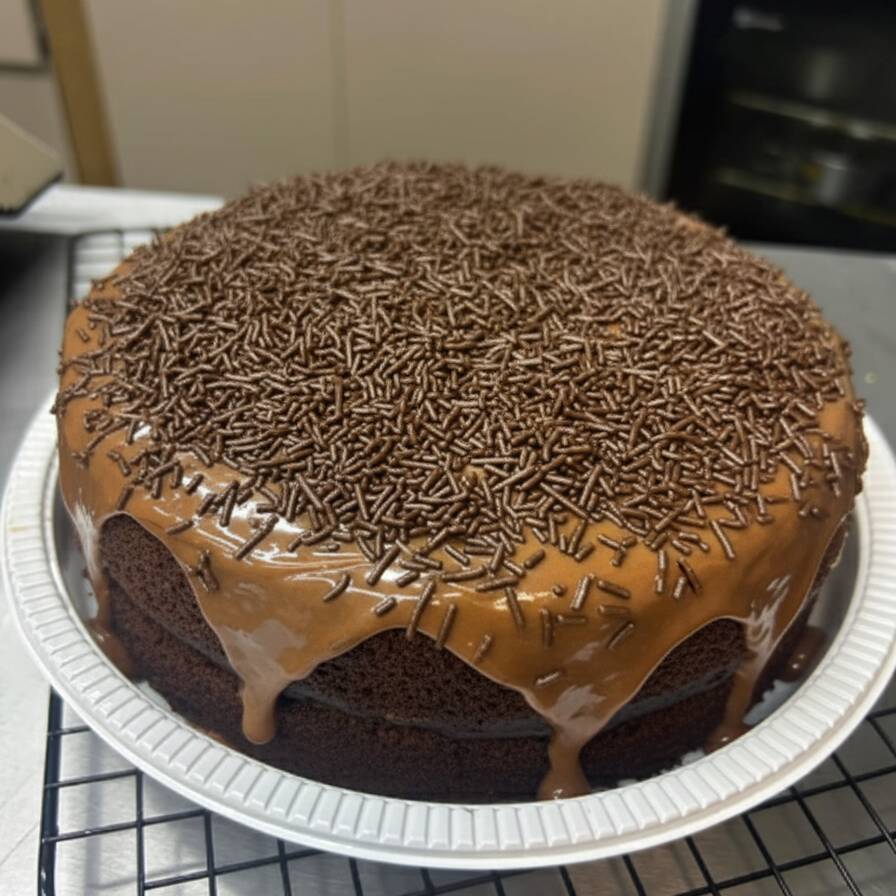 Bolo Grande recheado de brigadeiro com cobertura de brigadeiro e granulados 1,5kg