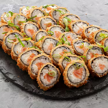 Nori, arroz temperado, salmão, cream cheese e cebolinha. Produto empanado e frito na farinha panko.