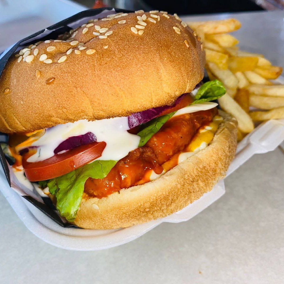 HAMBURGUESA POLLO BAÑADA EN TU SALSA FAVORITA