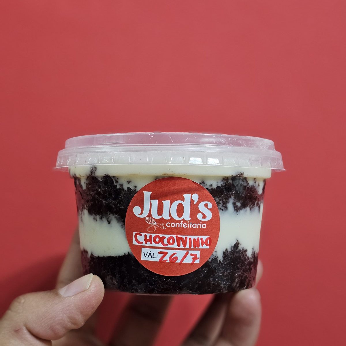 Delicie-se com o nosso Bolo de Pote Choconinho, a combinação perfeita de massa de chocolate molhadinha com um cremoso recheio de Ninho, finalizado com Ninho em pó. Uma explosão de sabor para adoçar seu dia!