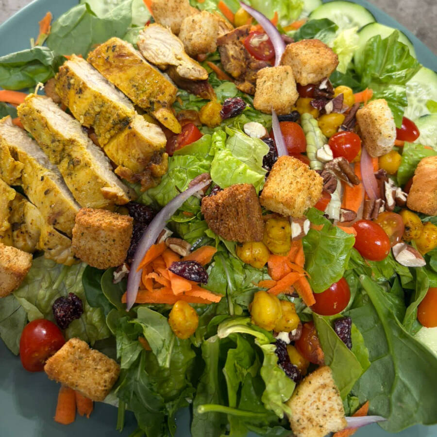Ensalada con pechuga a la plancha