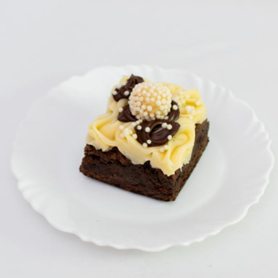 Cubo de brownie com cobertura de ninho e nutella