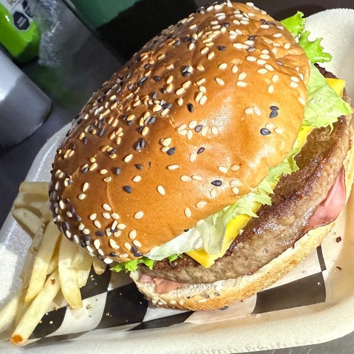 Hamburguesa Arrachera Papas y Refresco