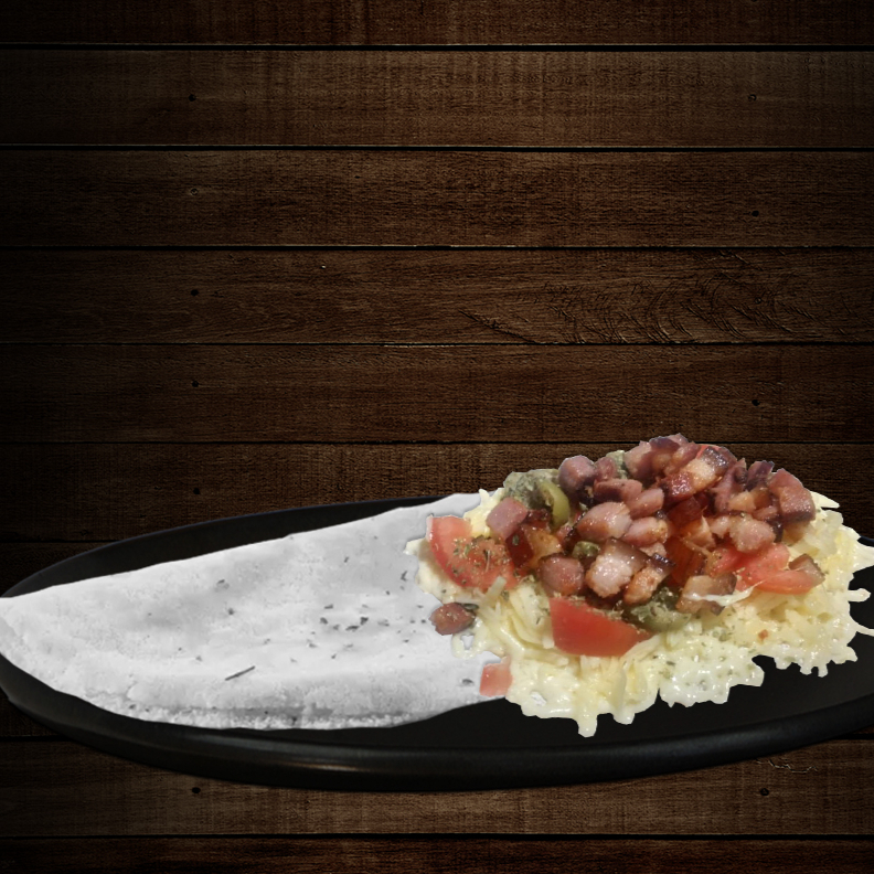 Esta versão gourmet e inovadora da tradicional tapioca brasileira combina perfeitamente o queijo mussarela derretido, tomates frescos e azeitonas suculentas. Salpicada com orégano aromático, a verdadeira estrela deste prato é o bacon em cubos, frito na hora, proporcionando uma crocância irresistível.