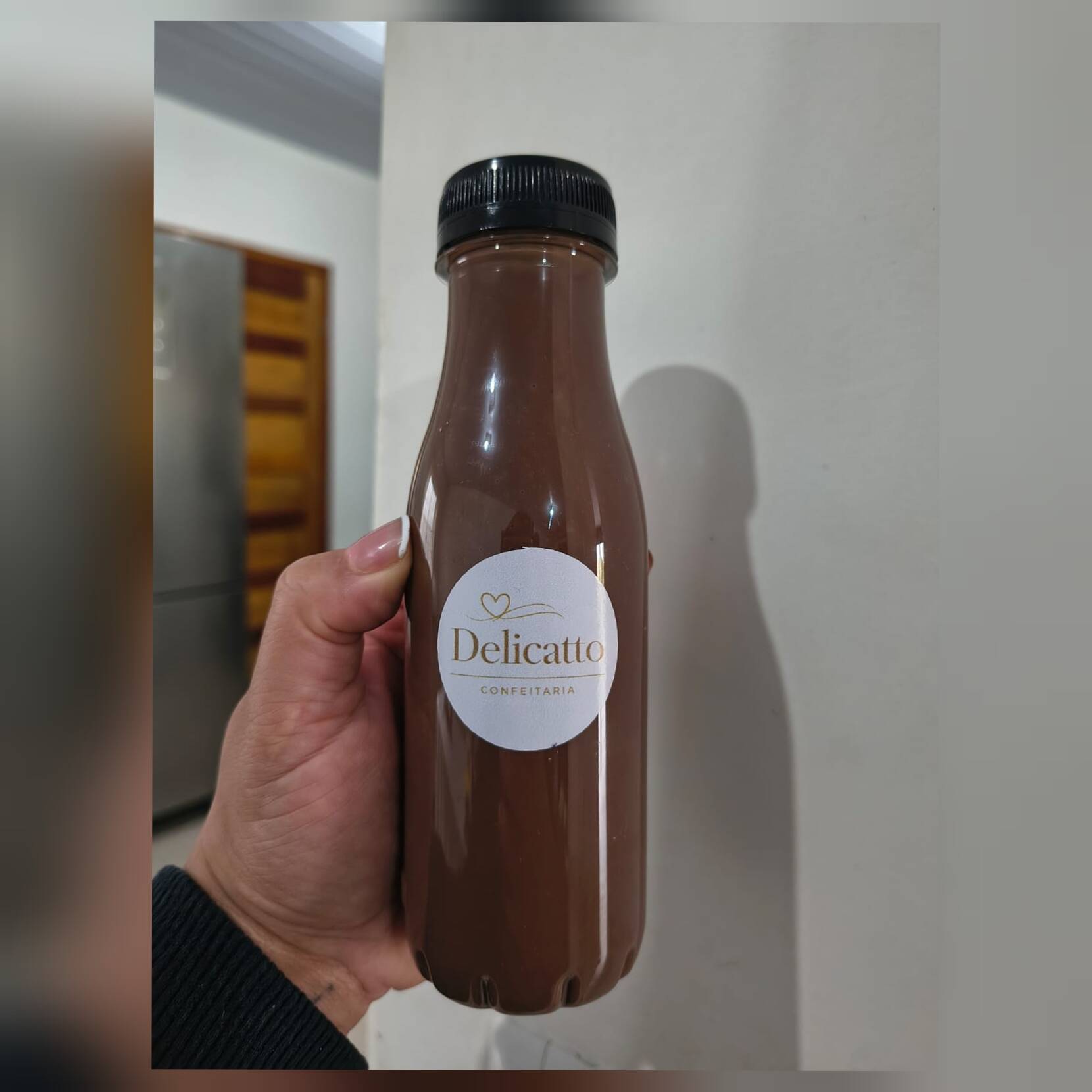Chocolate Quente preparado artesanalmente, cremoso, feito com chocolate 50% cacau, e chocolate ao leite. *Para uma melhor experiência,se faz necessário que aqueça um pouco mais caso queira uma temperatura mais forte(tire o produto da embalagem)* 300ml
