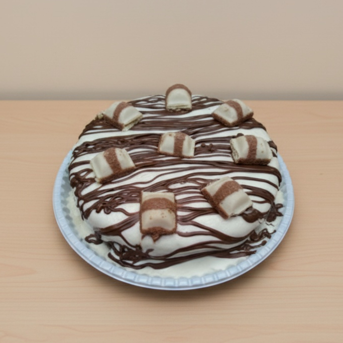 Apresentamos nosso fascinante 'Bolo Vulcão Kinder Bueno', integrante da categoria 'Vulcão Massa de Chocolate'. Este deleite tem uma massa irresistivelmente fofinha e úmida, feita com chocolate de alta qualidade. A generosidade desta receita é evidente na abundante cobertura de Ninho, que se derrete suavemente ao paladar. A exuberância da decoração fica por conta da Nutella Original, conferindo a e