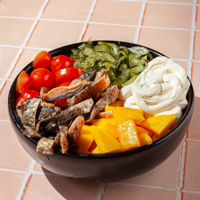 Base de arroz, iscas de skin(100 gr), manga, tomate cereja, sunomono, cream cheese.