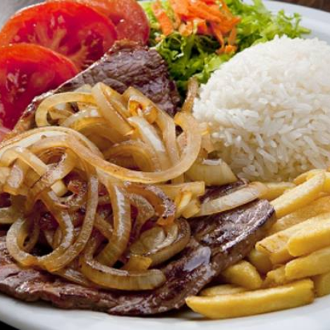 Bife Macio com Cebolas Douradas e Batata Frita Crocante, Servido com Arroz Branco, Feijão de Caldo . Sabor Caseiro Que Conquista!