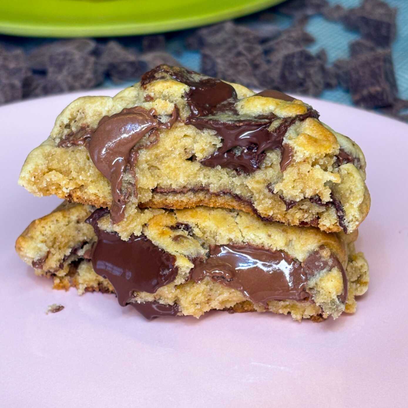 Estilo novaiorquino, crocante por fora e macio por dentro, com generosas gotas de chocolate ao leite e meio amargo. Uma combinação clássica e irresistível. 100g